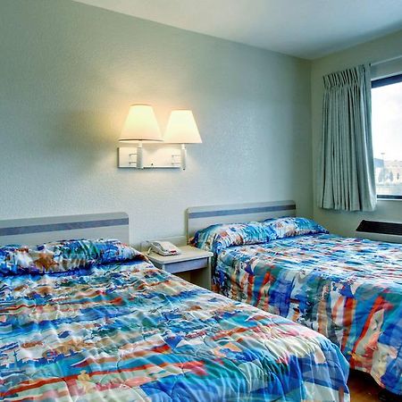 Motel 6 Manhattan Kansas エクステリア 写真