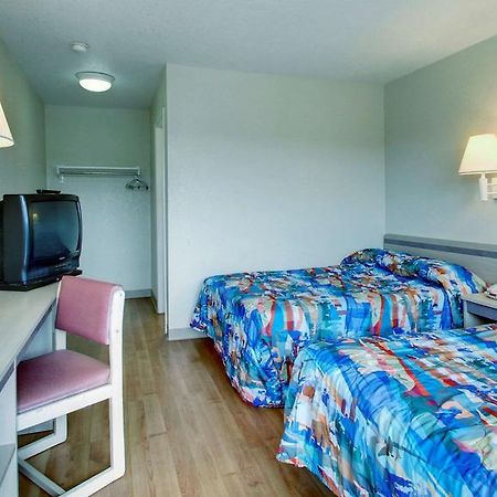Motel 6 Manhattan Kansas エクステリア 写真