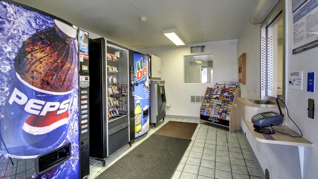 Motel 6 Manhattan Kansas エクステリア 写真