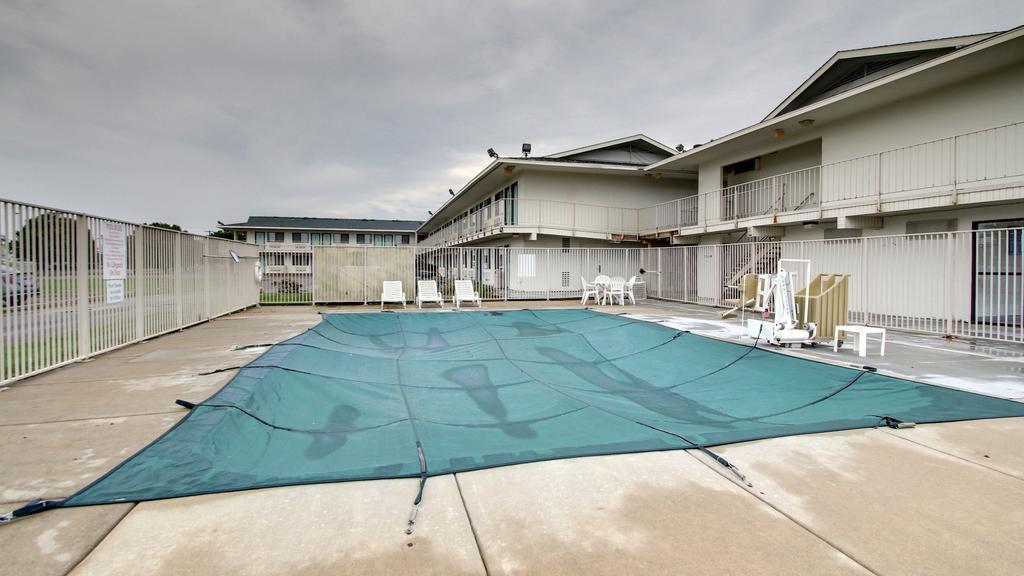 Motel 6 Manhattan Kansas エクステリア 写真