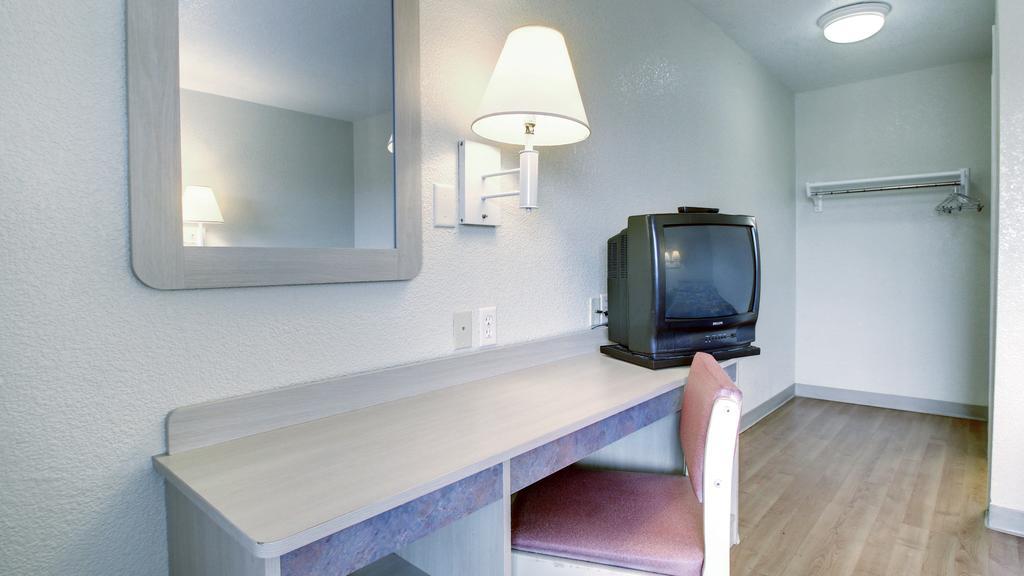 Motel 6 Manhattan Kansas エクステリア 写真