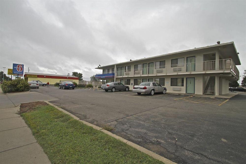 Motel 6 Manhattan Kansas エクステリア 写真