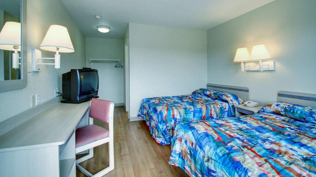 Motel 6 Manhattan Kansas エクステリア 写真
