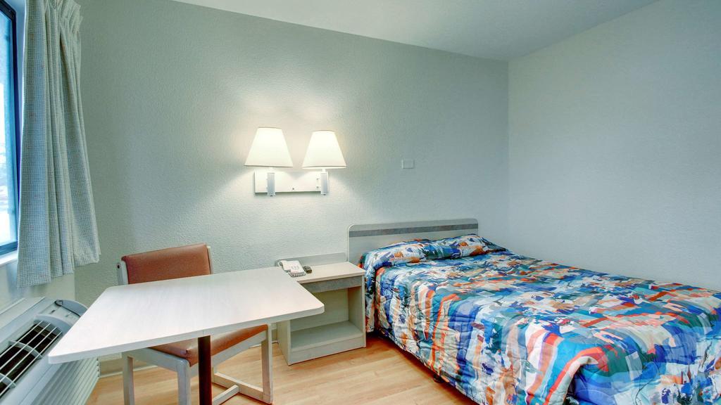 Motel 6 Manhattan Kansas エクステリア 写真